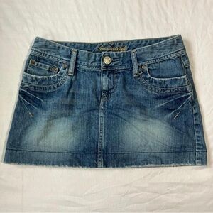 American Eagle denim mini skirt
Mid Rise
Medium Wash
#y2kfashion
Size: 4